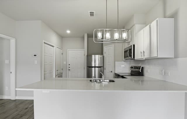 2-bedroom rental at 711 S Frio Unit 2204 in San Antonio, TX — photo 3