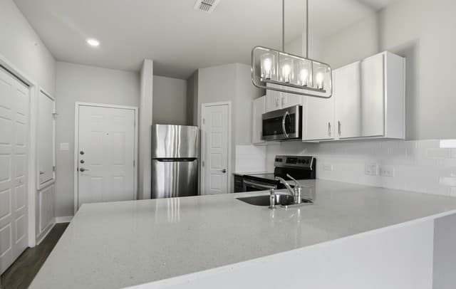 2-bedroom rental at 711 S Frio Unit 2204 in San Antonio, TX — photo 4
