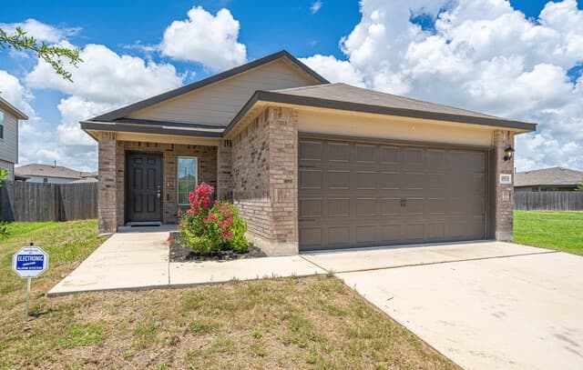 3-bedroom rental at 15531 Clove Spice in Von Ormy, TX — photo 2