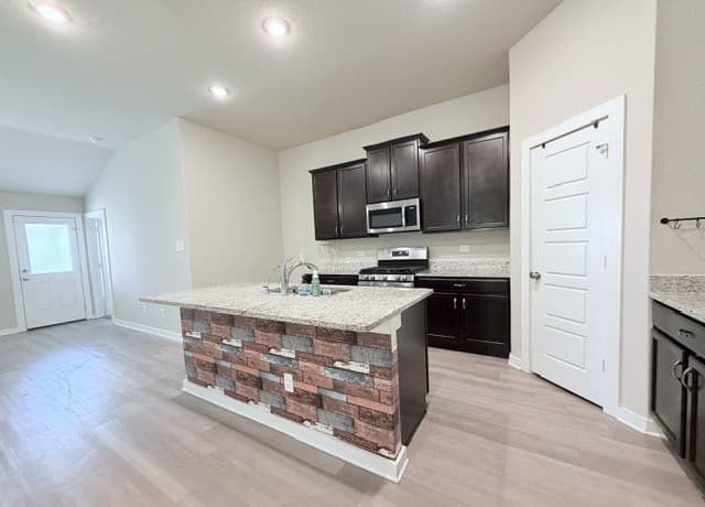 3-bedroom rental at 10739 Rosalina Loop in Converse, TX — photo 2