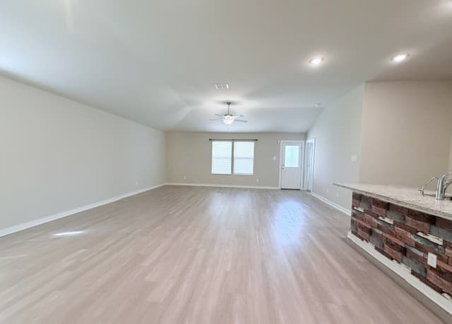 3-bedroom rental at 10739 Rosalina Loop in Converse, TX — photo 4