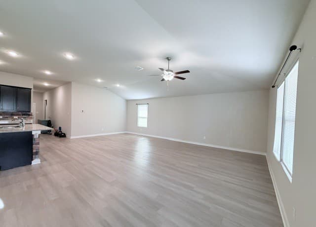 3-bedroom rental at 10739 Rosalina Loop in Converse, TX — photo 5