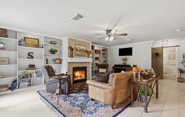 Home for sale at 302 Whispering Oaks in Adkins, TX — photo 3