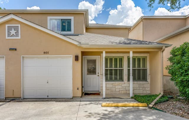 2-bedroom rental at 3202 Eisenhauer #801 Unit 801 in San Antonio, TX — photo 2