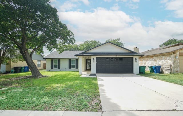 Home for sale at 14131 Queensway in San Antonio, TX — photo 1