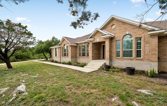 Home for sale at 1544 County Road 2801 E in Mico, TX — photo 3