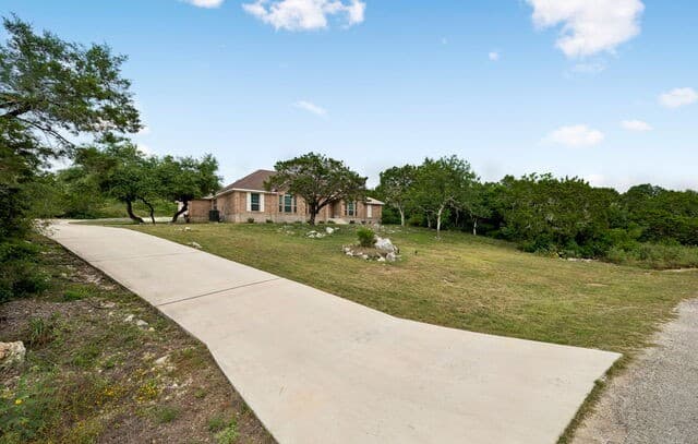 Home for sale at 1544 County Road 2801 E in Mico, TX — photo 4