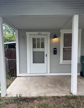 1-bedroom rental at 1811 McKinley Ave in San Antonio, TX — photo 2