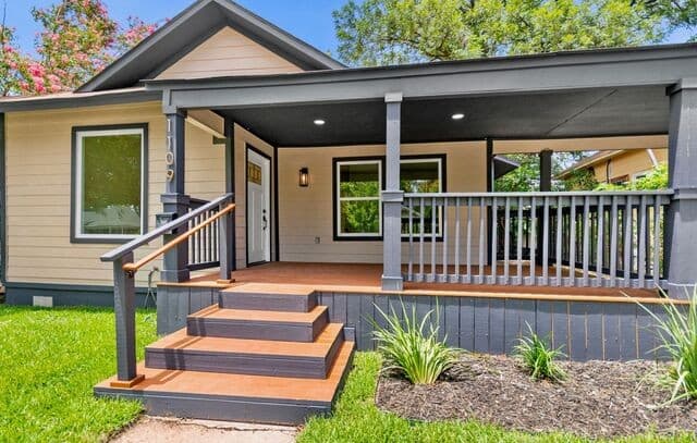 Home for sale at 1109 W Huisache Avenue in San Antonio, TX — photo 2