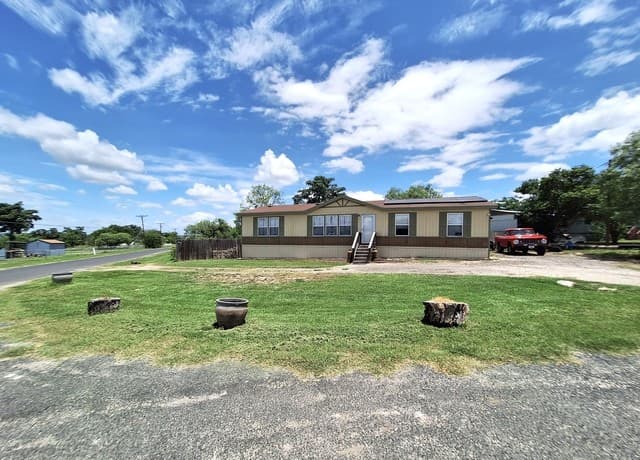 Home for sale at 411 County Road 561 in Castroville, TX — photo 2