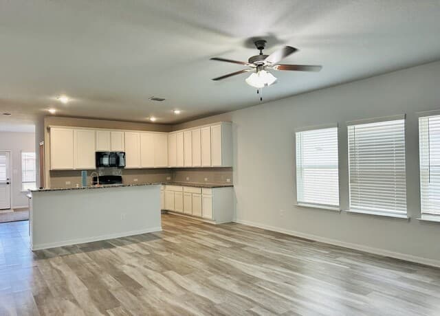 3-bedroom rental at 8907 Ladbroke Grv in Converse, TX — photo 4