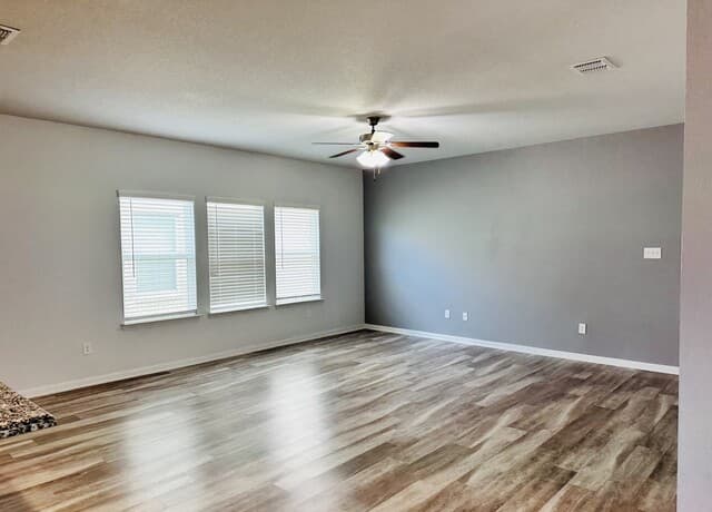 3-bedroom rental at 8907 Ladbroke Grv in Converse, TX — photo 5