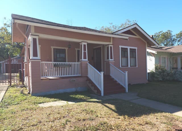 2-bedroom rental at 1138 W Magnolia Ave in San Antonio, TX — photo 2