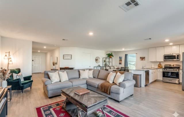 4-bedroom rental at 5319 Devils Rdg in Converse, TX — photo 4
