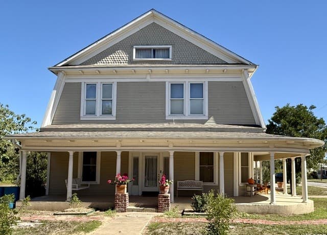 5-bedroom home for sale at 323 S 6th in Kenedy TX