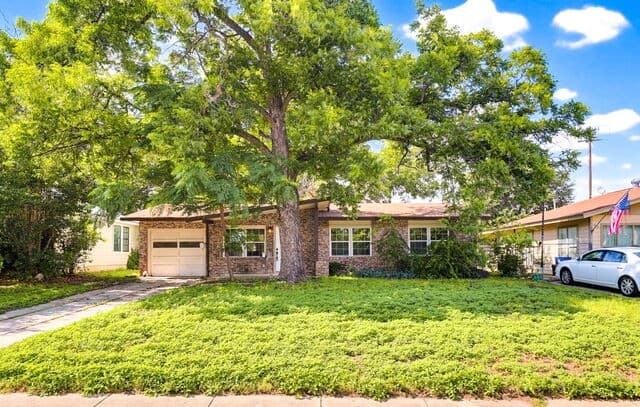 Home for sale at 207 Dresden Dr in San Antonio, TX — photo 1