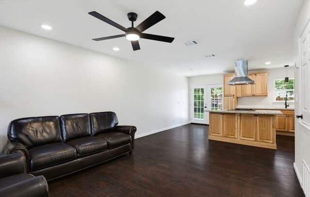 Home for sale at 207 Dresden Dr in San Antonio, TX — photo 2