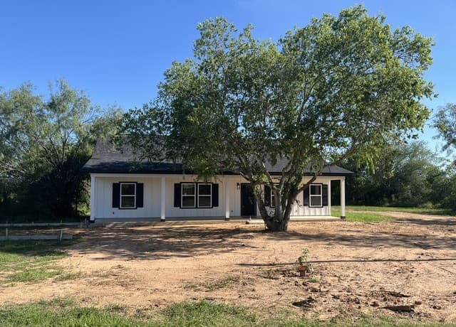 3-bedroom home for sale at 215 County Road 1614 in Moore TX