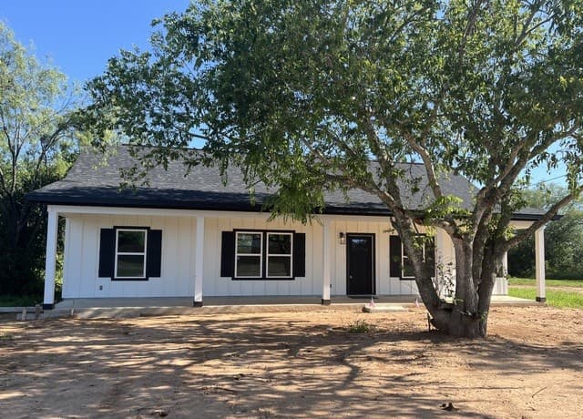 Home for sale at 215 County Road 1614 in Moore, TX — photo 3