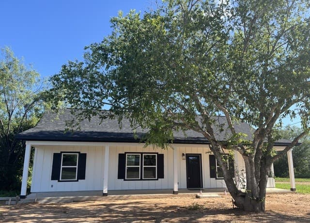 Home for sale at 215 County Road 1614 in Moore, TX — photo 4