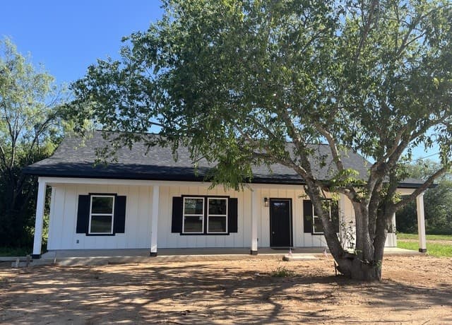 Home for sale at 215 County Road 1614 in Moore, TX — photo 5