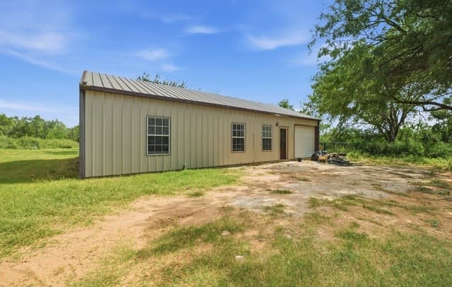 Home for sale at 909 County Road 669 in Devine, TX — photo 1