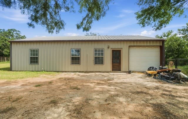 Home for sale at 909 County Road 669 in Devine, TX — photo 2