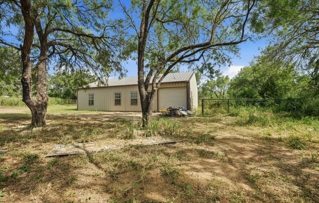 Home for sale at 909 County Road 669 in Devine, TX — photo 3
