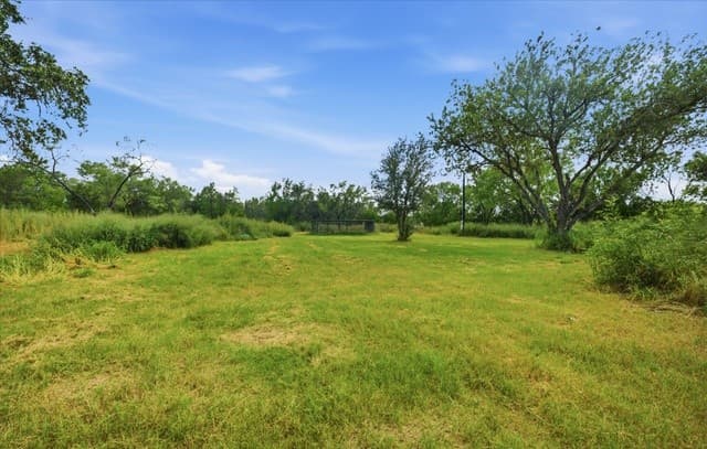 Home for sale at 909 County Road 669 in Devine, TX — photo 4