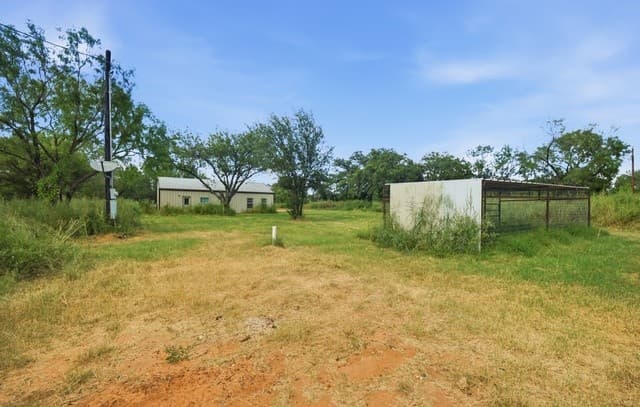 Home for sale at 909 County Road 669 in Devine, TX — photo 5