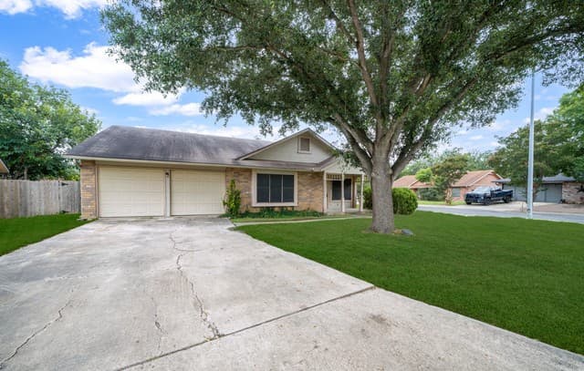 3-bedroom rental at 10042 Sierra Pass in Converse, TX — photo 2