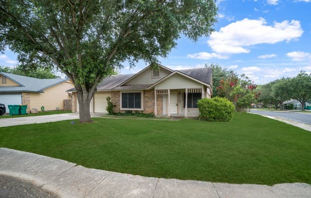3-bedroom rental at 10042 Sierra Pass in Converse, TX — photo 3