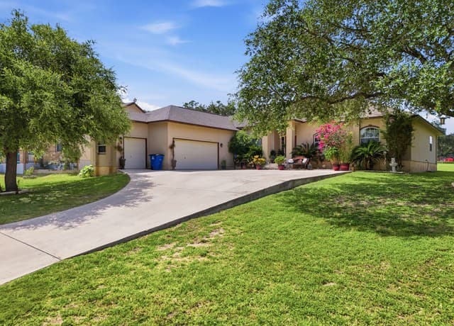 Home for sale at 612 Jack Nickolaus Dr in Devine, TX — photo 1