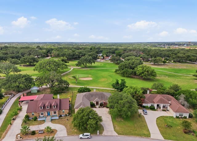 Home for sale at 612 Jack Nickolaus Dr in Devine, TX — photo 2