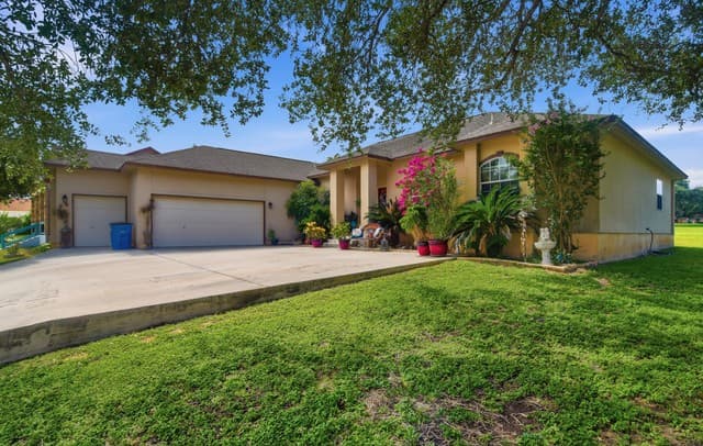 Home for sale at 612 Jack Nickolaus Dr in Devine, TX — photo 3