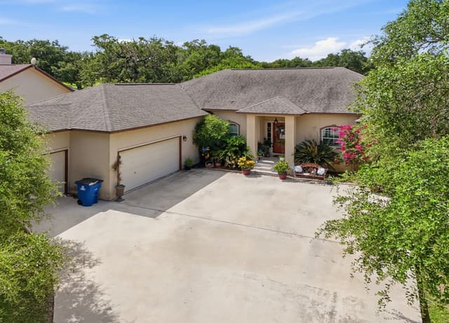 Home for sale at 612 Jack Nickolaus Dr in Devine, TX — photo 4