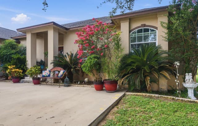 Home for sale at 612 Jack Nickolaus Dr in Devine, TX — photo 5