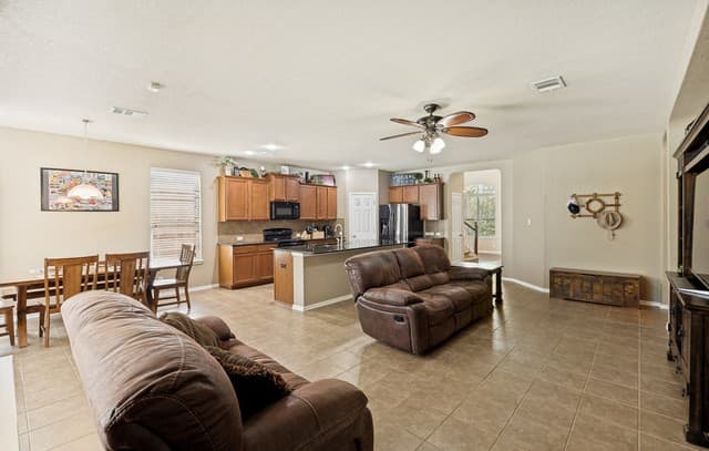 Home for sale at 829 Marbella in Cibolo, TX — photo 5