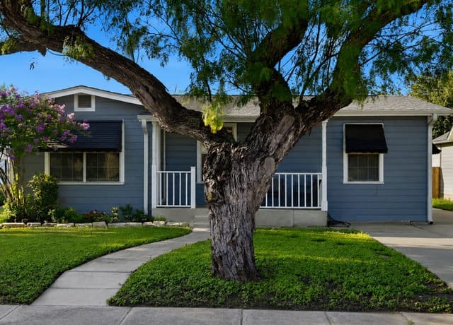 Home for sale at 663 W Pyron Ave in San Antonio, TX — photo 2