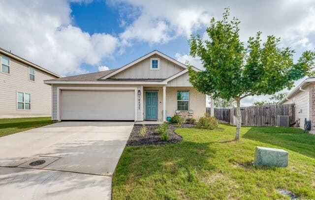 3-bedroom rental at 10535 Hammock Hl in Converse, TX — photo 2