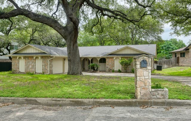 4-bedroom rental at 143 Forrest Trl in Universal City TX
