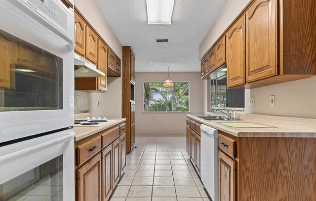 4-bedroom rental at 143 Forrest Trl in Universal City, TX — photo 3