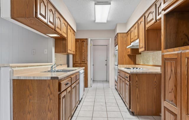 4-bedroom rental at 143 Forrest Trl in Universal City, TX — photo 4