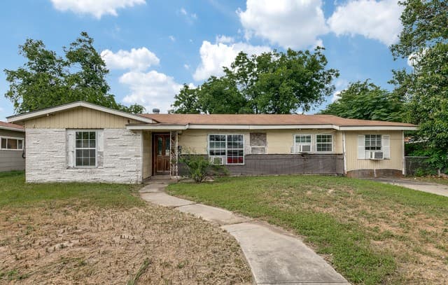Home for sale at 518 Hillwood in San Antonio, TX — photo 1