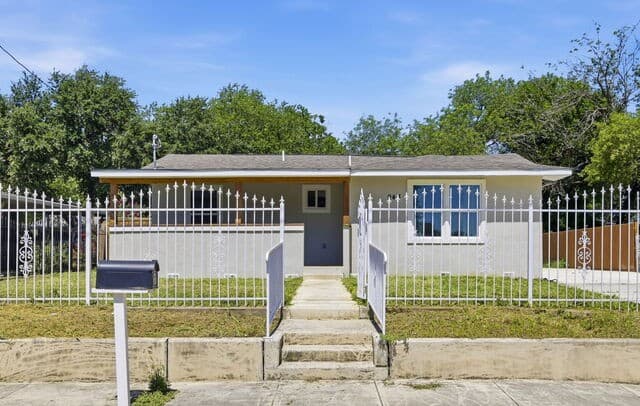 Home for sale at 943 S San Eduardo in San Antonio, TX — photo 4