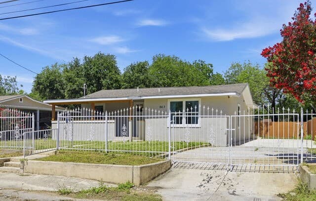Home for sale at 943 S San Eduardo in San Antonio, TX — photo 5
