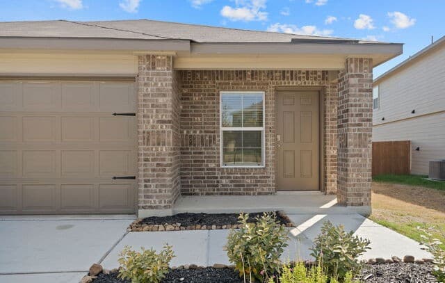 3-bedroom rental at 15706 Clove Spice Way in Von Ormy, TX — photo 2