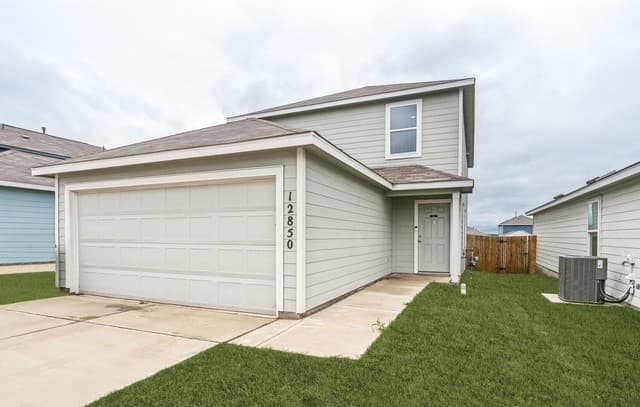4-bedroom rental at 12850 Ratcliff Lk in St Hedwig, TX — photo 2
