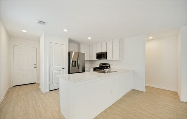 4-bedroom rental at 12850 Ratcliff Lk in St Hedwig, TX — photo 5