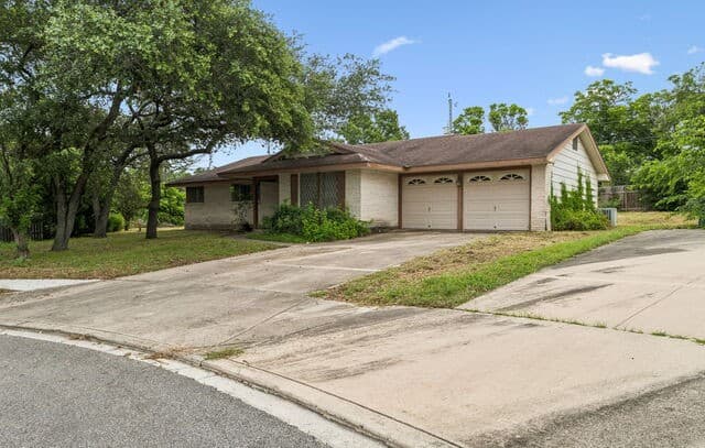 Home for sale at 10801 Pinehill St in San Antonio, TX — photo 2